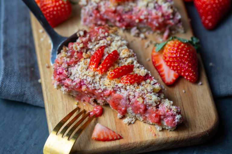 strawberry rhubarb crumble dessert keto low carb